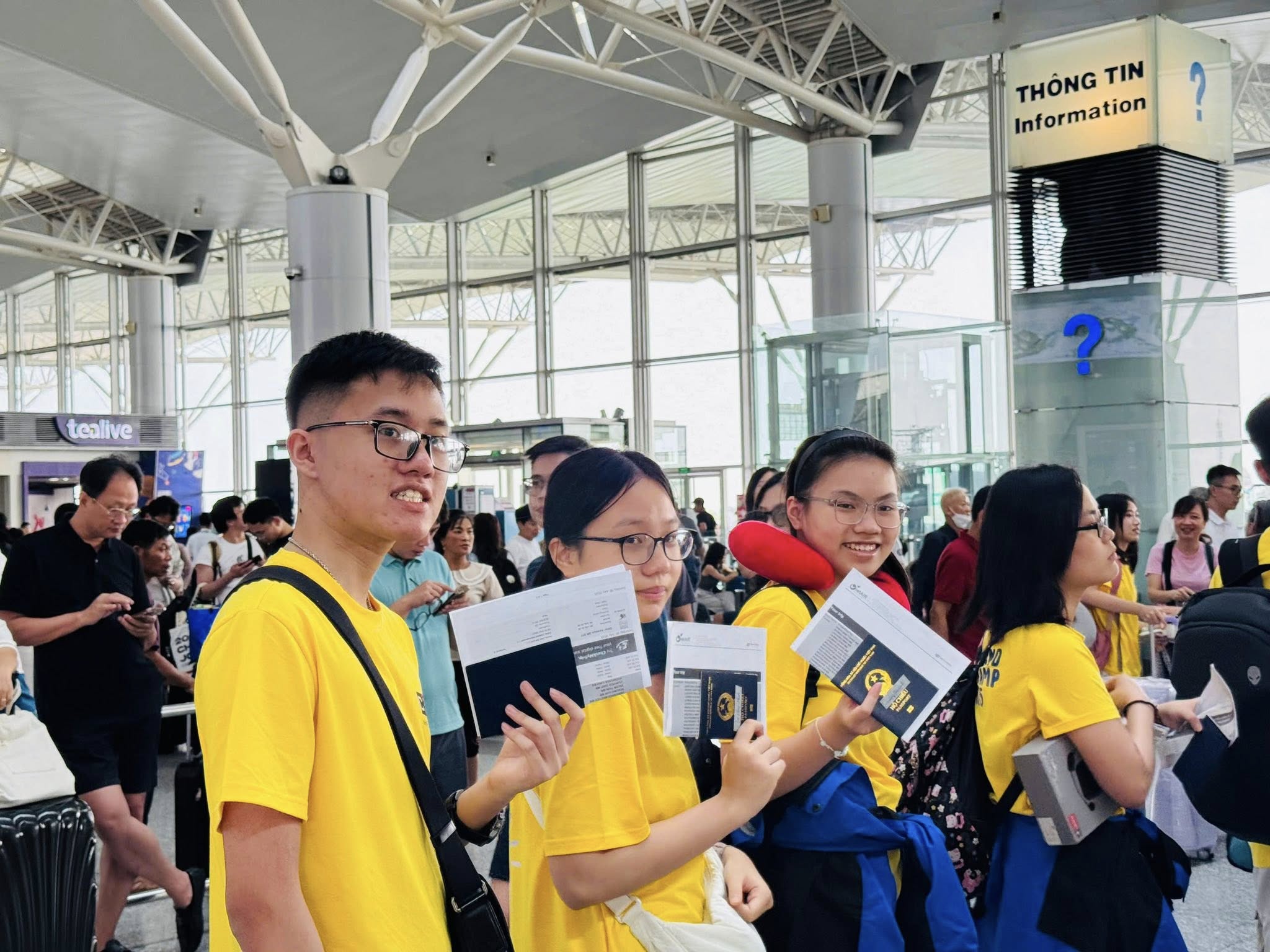 Học sinh CTC tại sân bay Nội Bài trước khi sang Đức tham gia trại hè 2025