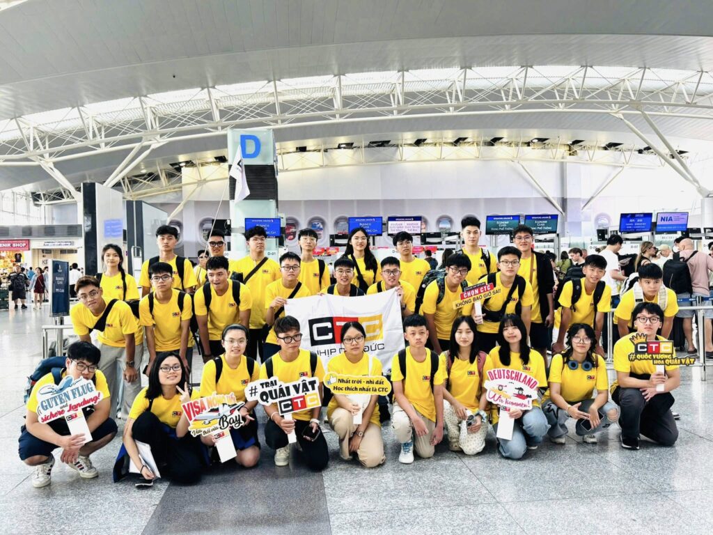Học sinh CTC tại sân bay Nội Bài trước khi sang Đức tham gia trại hè 2025